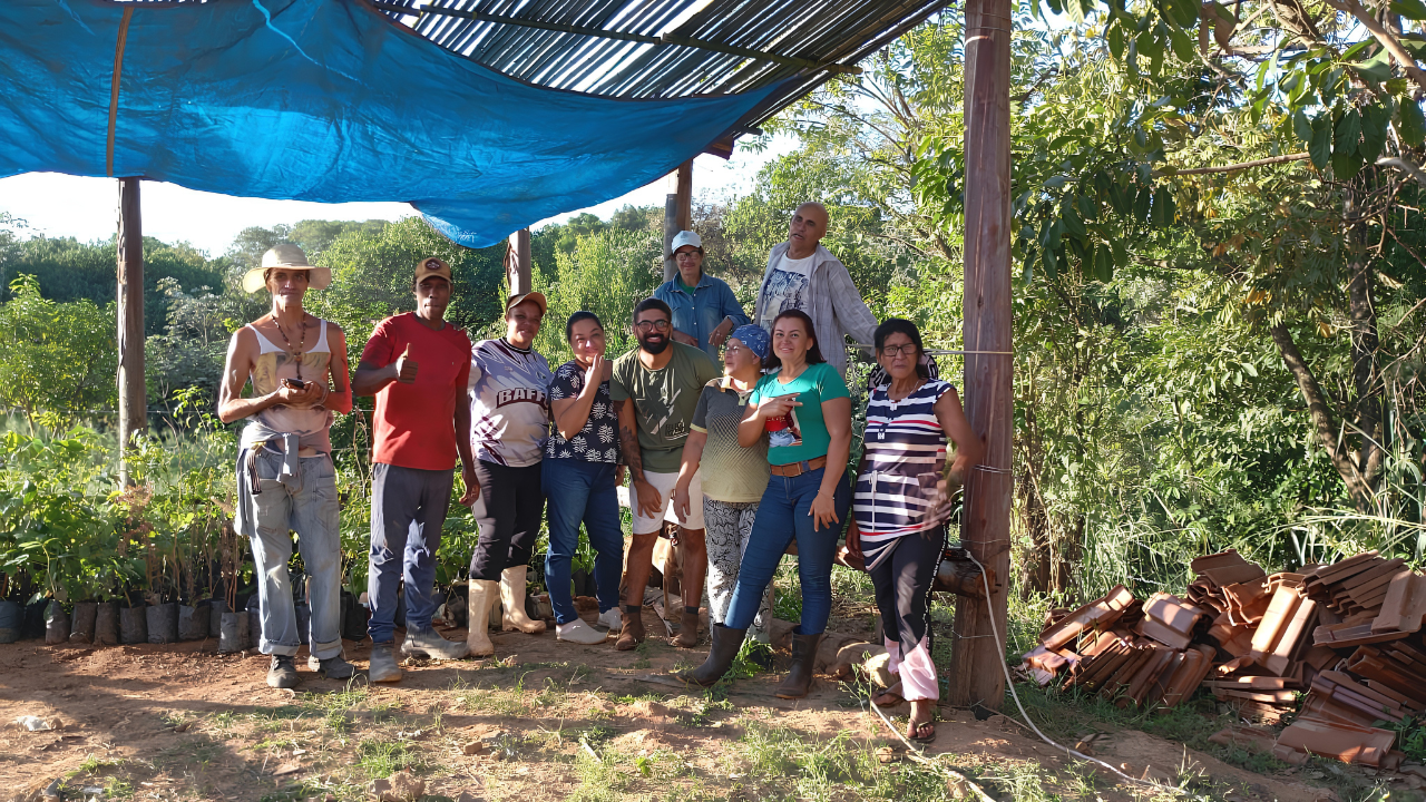 Cooperados da Camponesa no campo